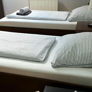 Kleines Zimmer mit zwei Einzelbetten
